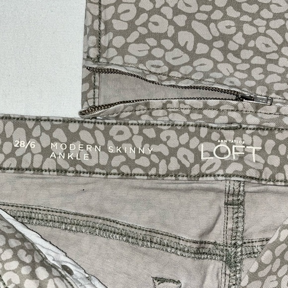 LOFT Modern Skinny Leopard print zip Ankle jeans- 6. - Picture 7 of 7